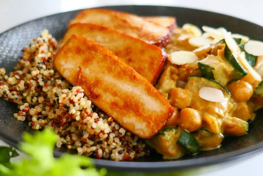 Quinoa au curry de légumes et tofu